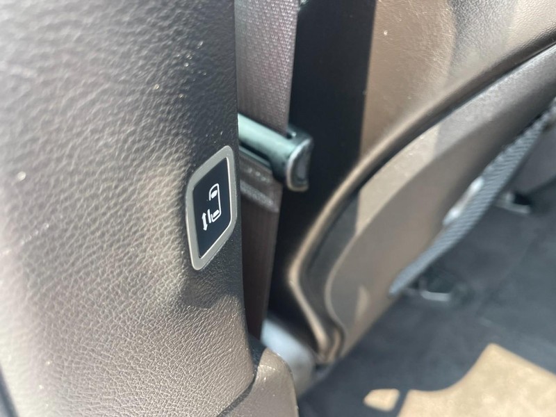 Chrysler Pacifica Vehicle Image 14