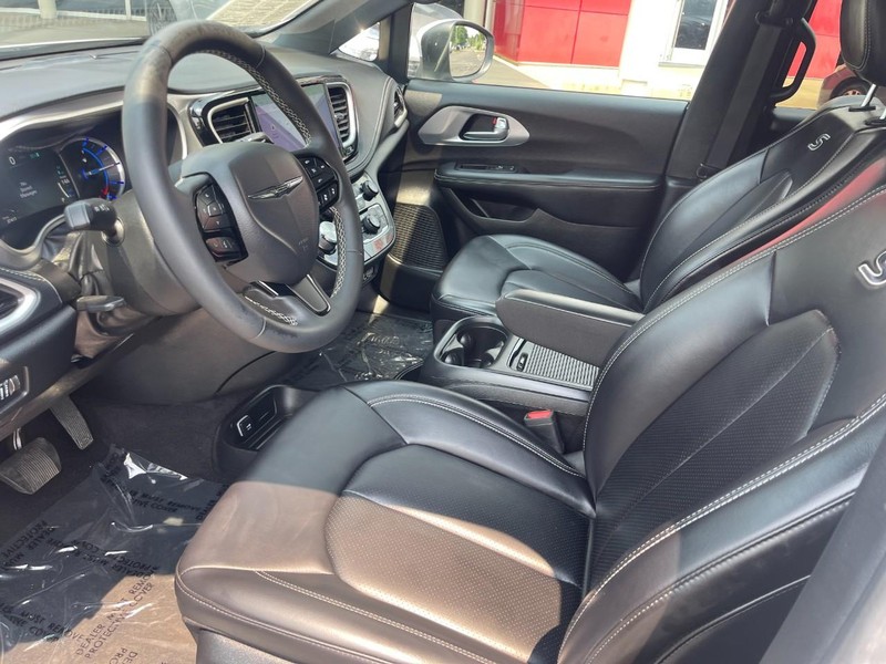 Chrysler Pacifica Vehicle Image 15