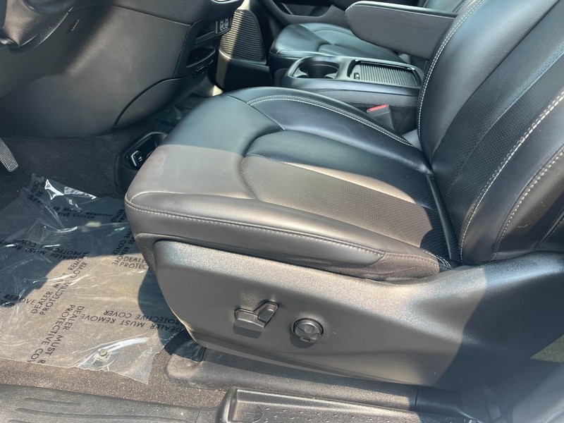 Chrysler Pacifica Vehicle Image 16