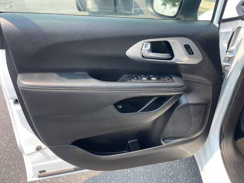 Chrysler Pacifica Vehicle Image 17