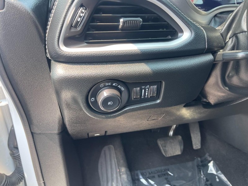 Chrysler Pacifica Vehicle Image 19
