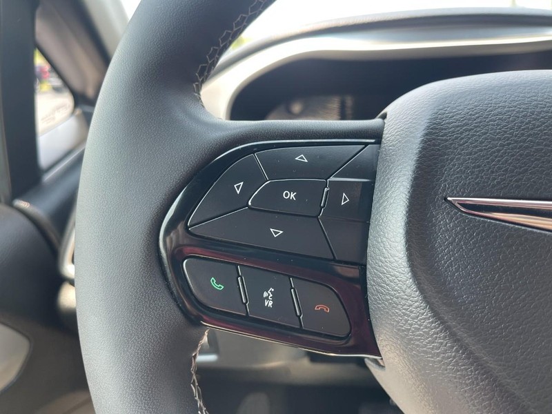 Chrysler Pacifica Vehicle Image 21
