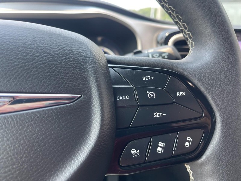Chrysler Pacifica Vehicle Image 22
