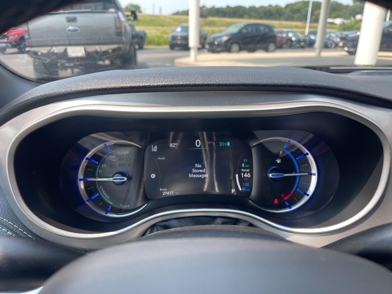Chrysler Pacifica Vehicle Image 23