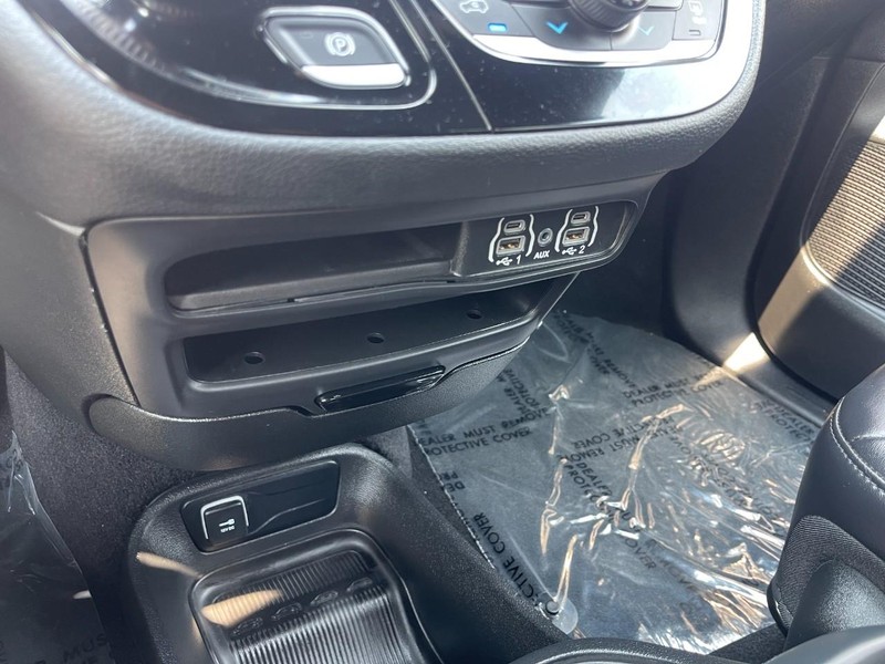 Chrysler Pacifica Vehicle Image 28