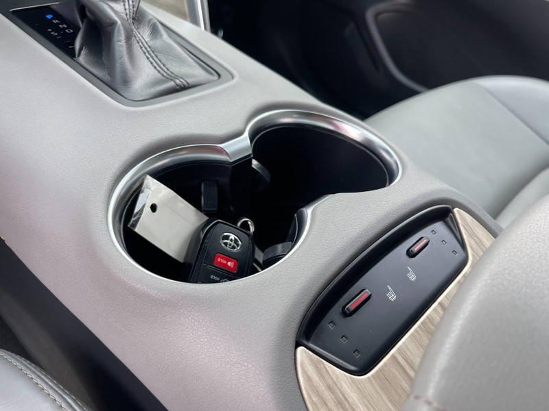 Toyota Venza Vehicle Image 25