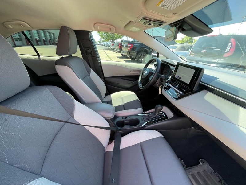 Toyota COROLLA LE Vehicle Image 03