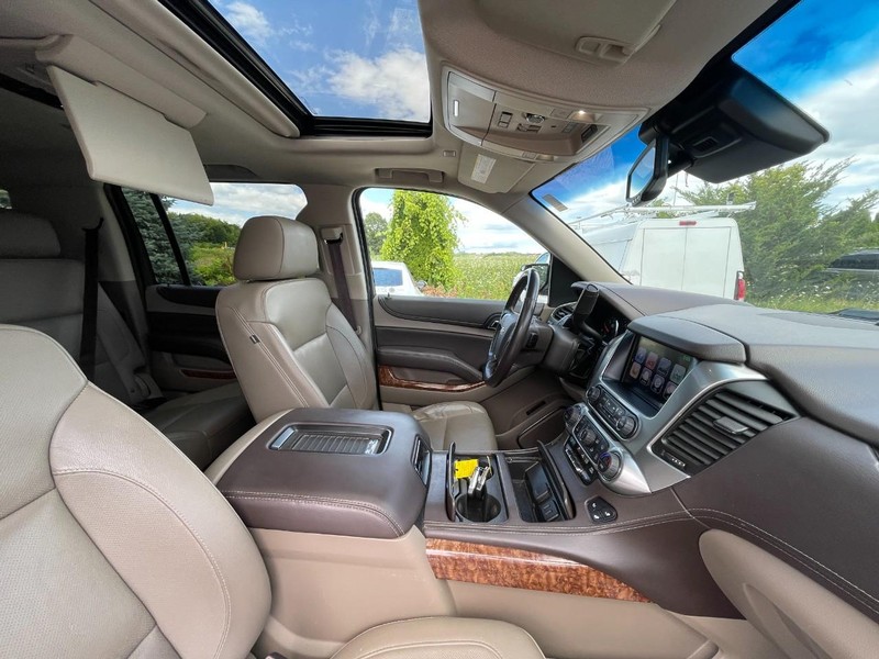 Chevrolet Suburban Vehicle Image 04