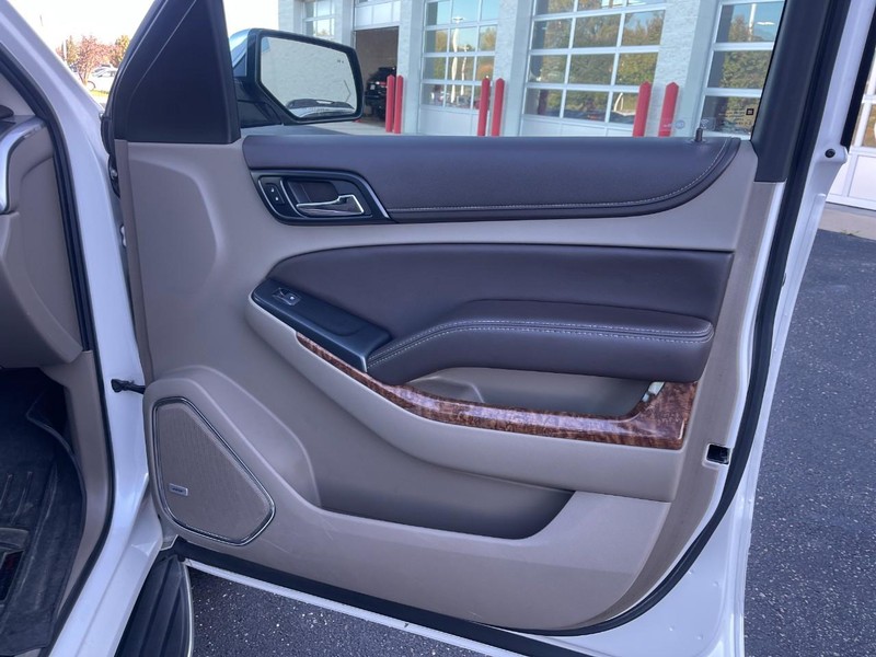 Chevrolet Suburban Vehicle Image 08