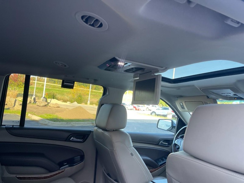 Chevrolet Suburban Vehicle Image 10