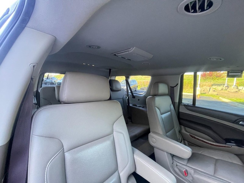 Chevrolet Suburban Vehicle Image 11
