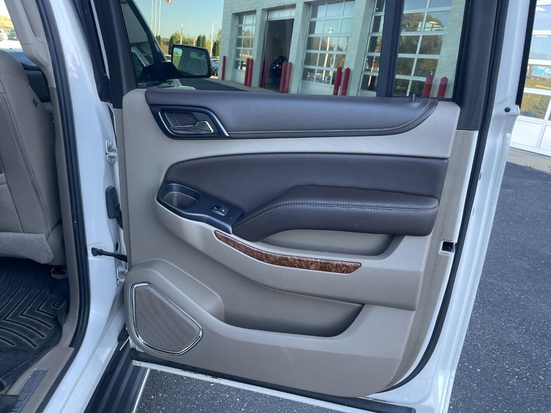 Chevrolet Suburban Vehicle Image 12