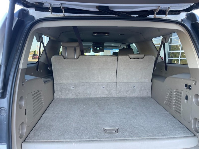 Chevrolet Suburban Vehicle Image 13