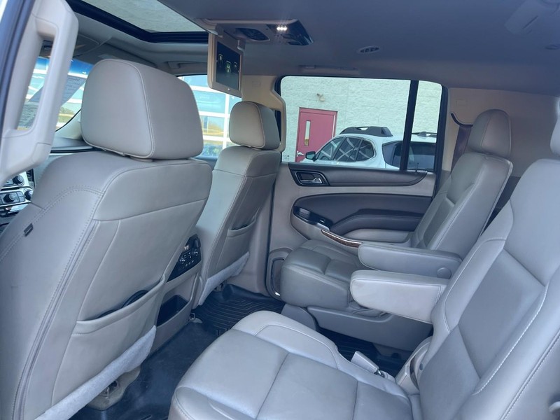 Chevrolet Suburban Vehicle Image 14