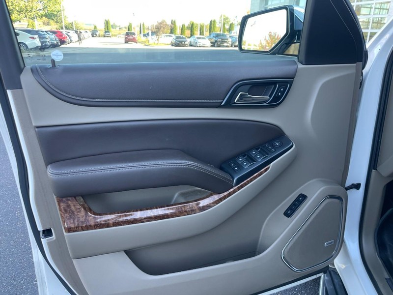Chevrolet Suburban Vehicle Image 16