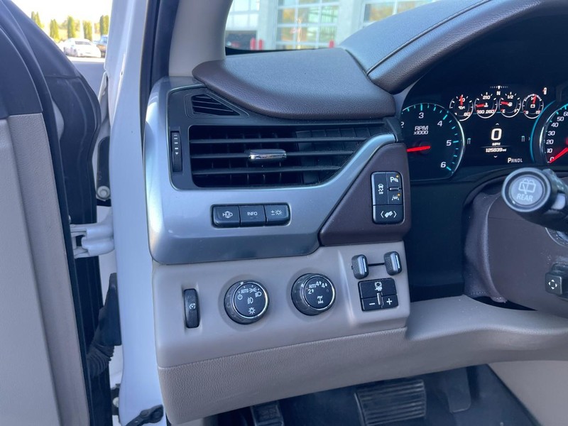 Chevrolet Suburban Vehicle Image 17