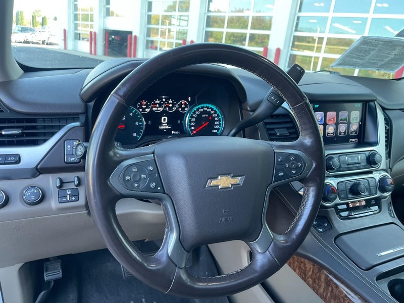 Chevrolet Suburban Vehicle Image 18
