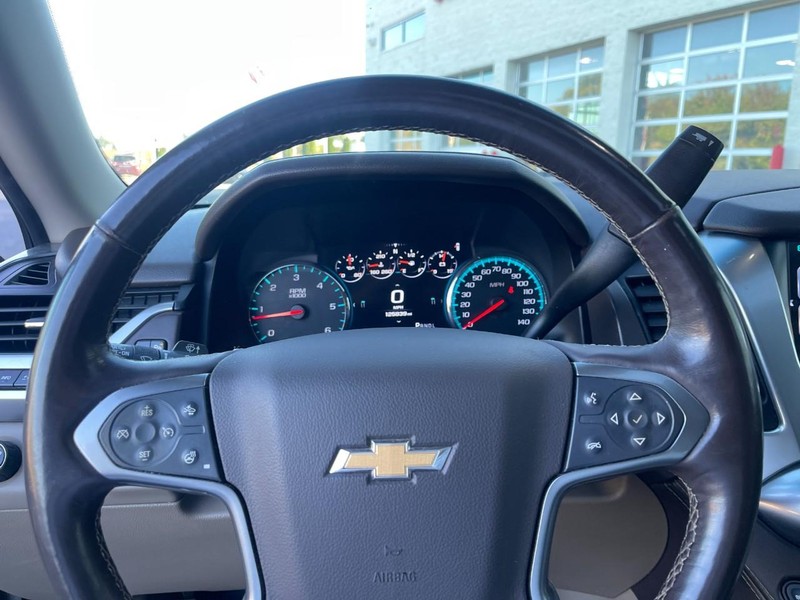 Chevrolet Suburban Vehicle Image 19