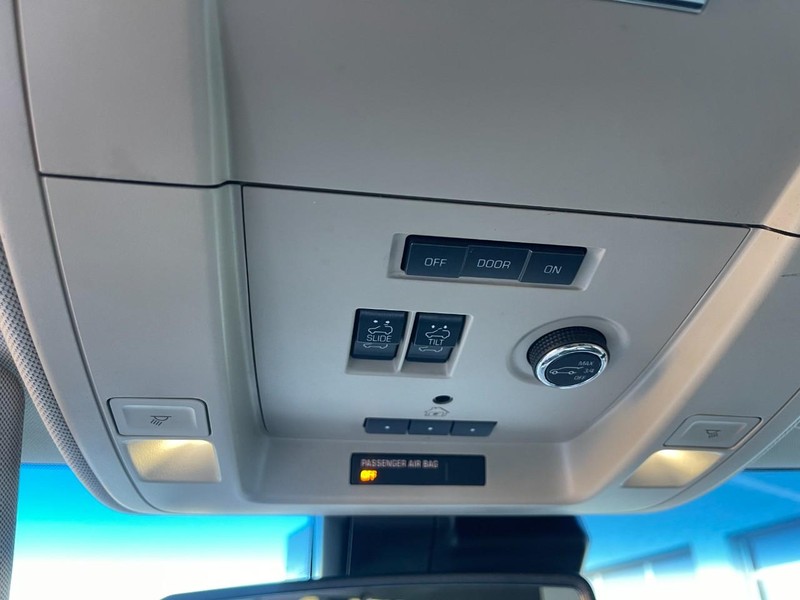 Chevrolet Suburban Vehicle Image 25