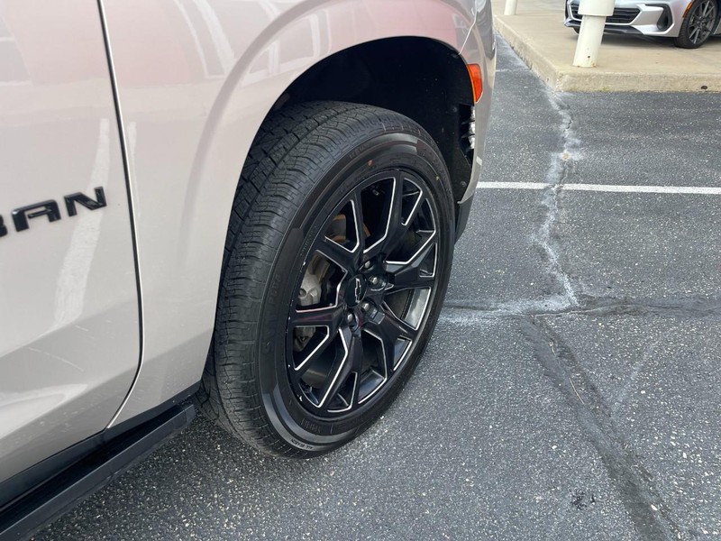 Chevrolet Suburban Vehicle Image 06