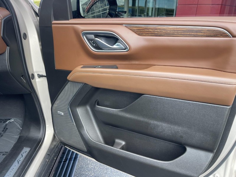 Chevrolet Suburban Vehicle Image 11