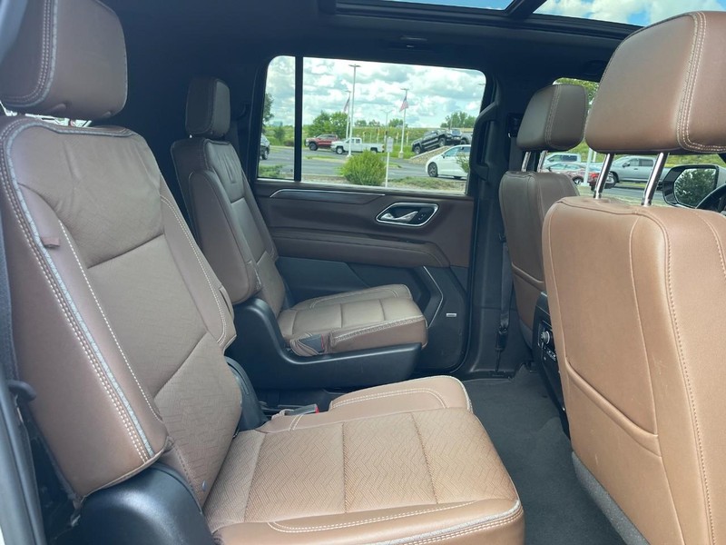 Chevrolet Suburban Vehicle Image 12