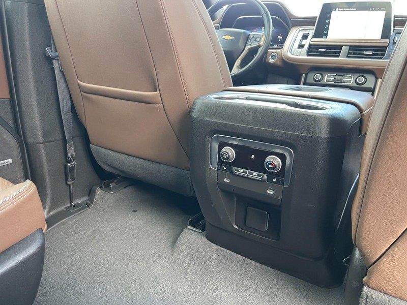 Chevrolet Suburban Vehicle Image 13
