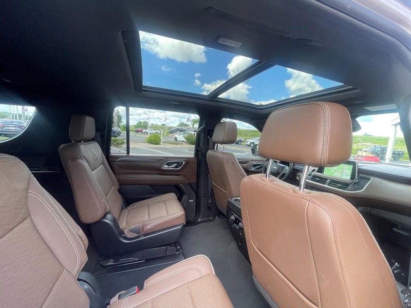 Chevrolet Suburban Vehicle Image 14