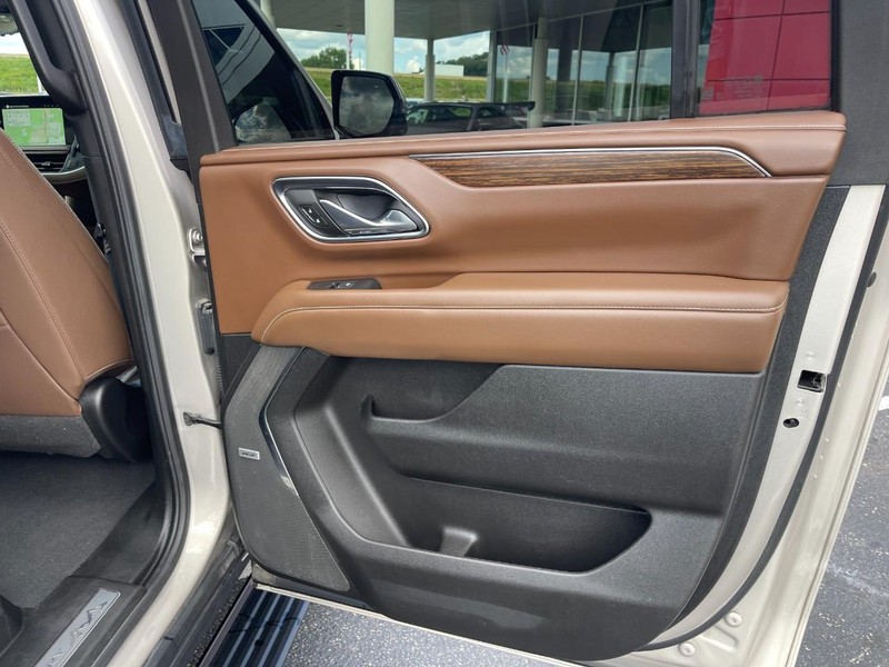 Chevrolet Suburban Vehicle Image 15