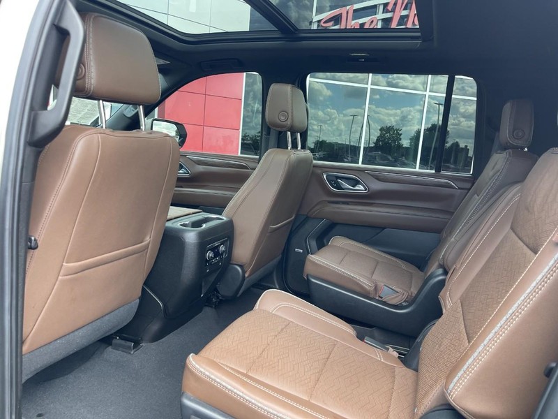 Chevrolet Suburban Vehicle Image 16