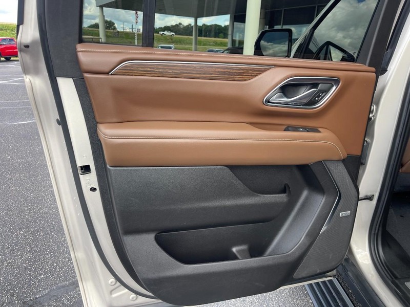 Chevrolet Suburban Vehicle Image 17