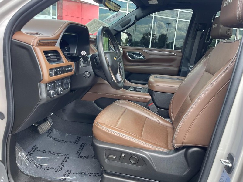 Chevrolet Suburban Vehicle Image 18