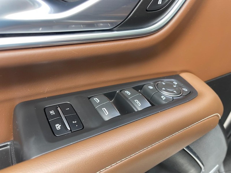 Chevrolet Suburban Vehicle Image 20