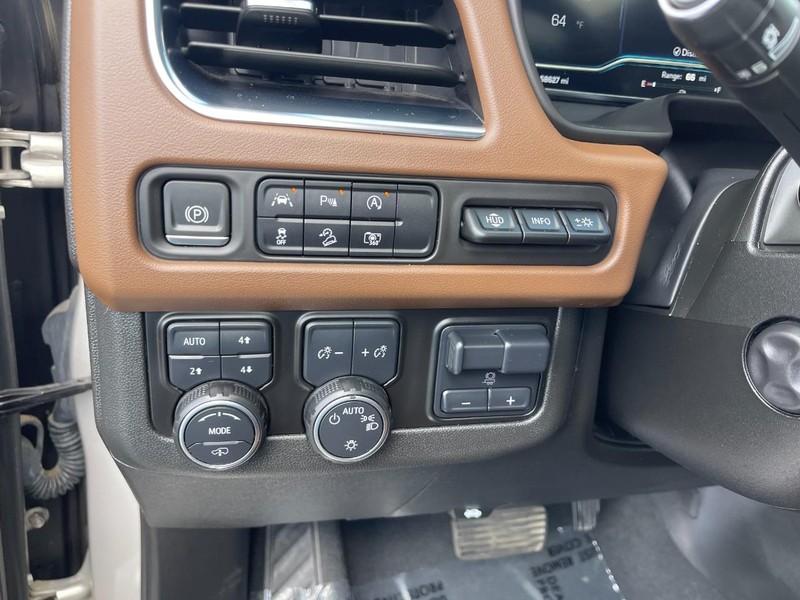 Chevrolet Suburban Vehicle Image 21