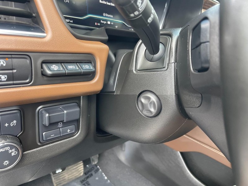 Chevrolet Suburban Vehicle Image 22