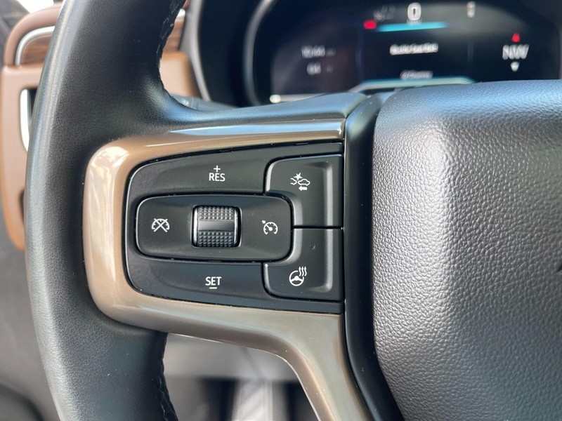 Chevrolet Suburban Vehicle Image 24