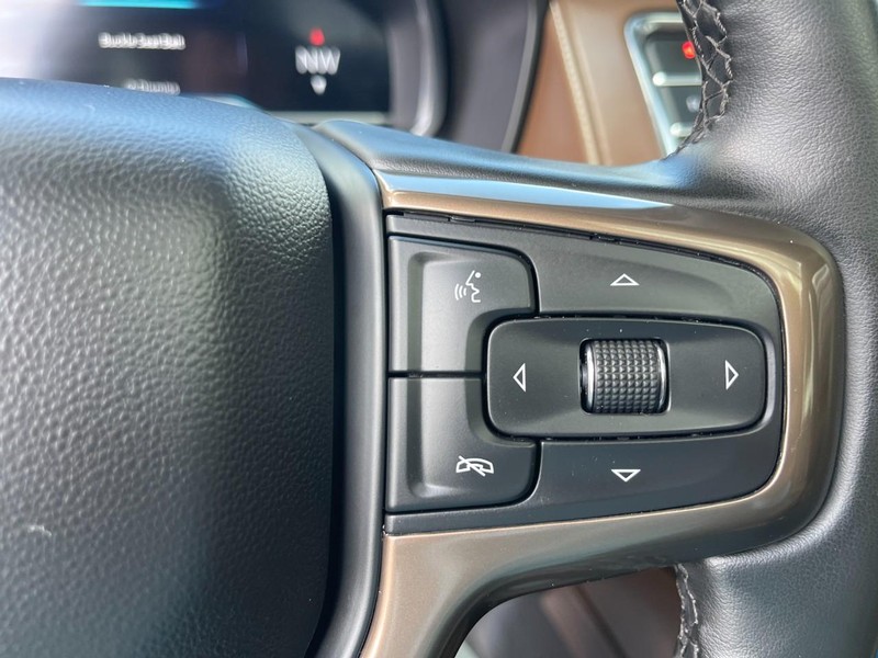Chevrolet Suburban Vehicle Image 25
