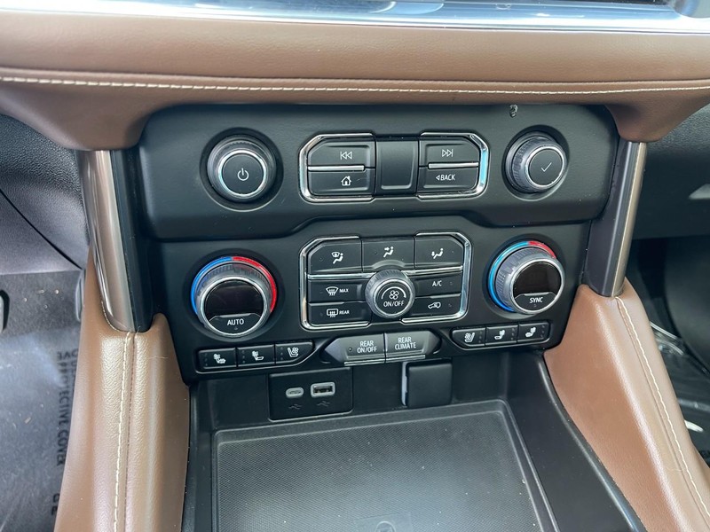 Chevrolet Suburban Vehicle Image 29