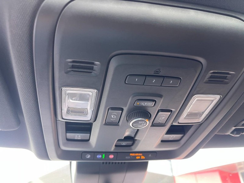 Chevrolet Suburban Vehicle Image 32