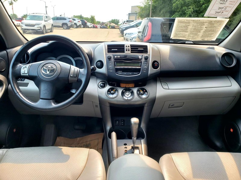 Toyota RAV4 Vehicle Image 09