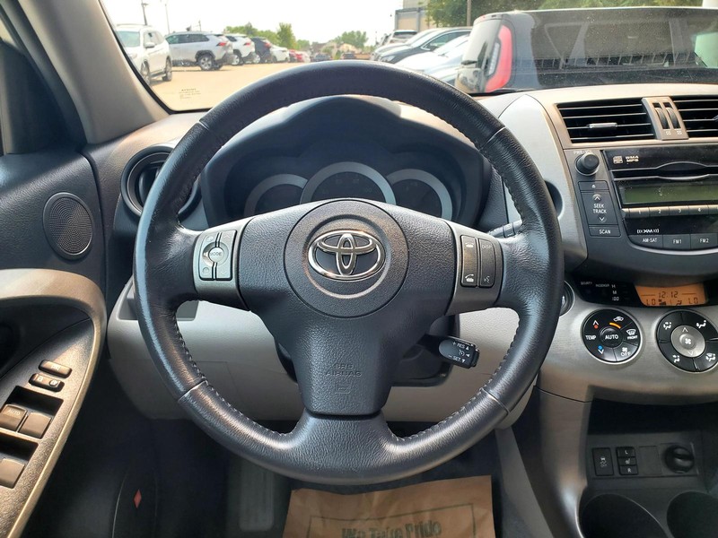 Toyota RAV4 Vehicle Image 11