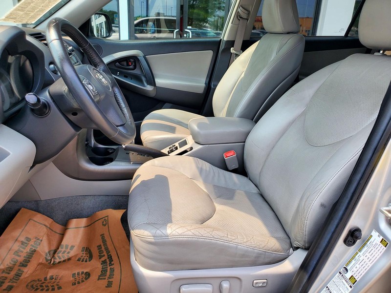 Toyota RAV4 Vehicle Image 12
