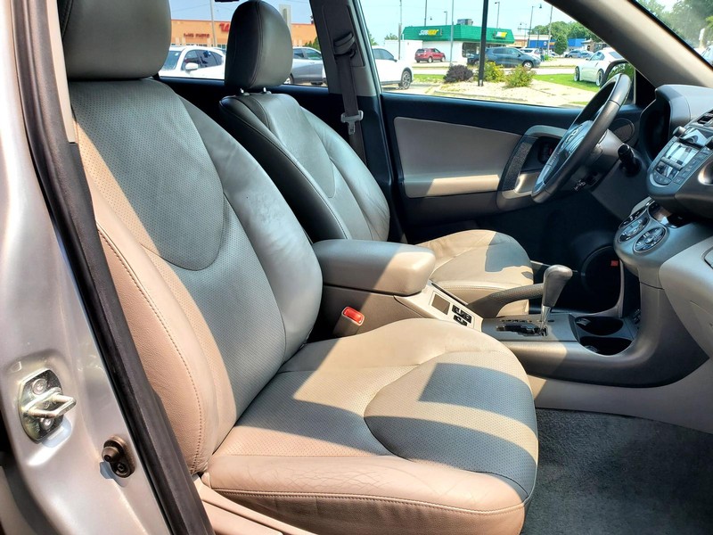 Toyota RAV4 Vehicle Image 13