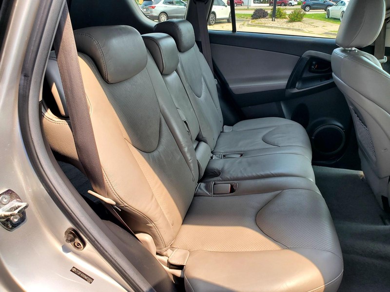 Toyota RAV4 Vehicle Image 14
