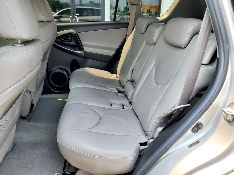 Toyota RAV4 Vehicle Image 15