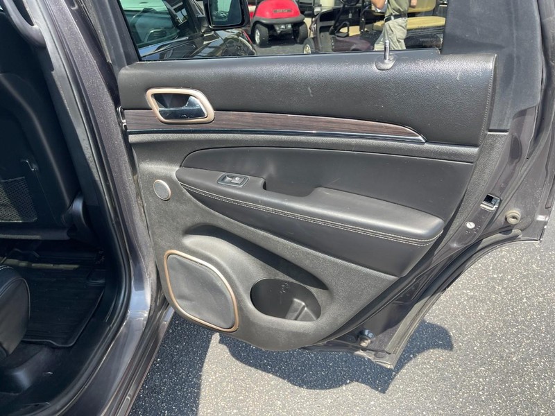 Jeep Grand Cherokee Vehicle Image 16