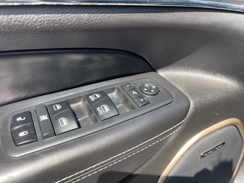 Jeep Grand Cherokee Vehicle Image 23