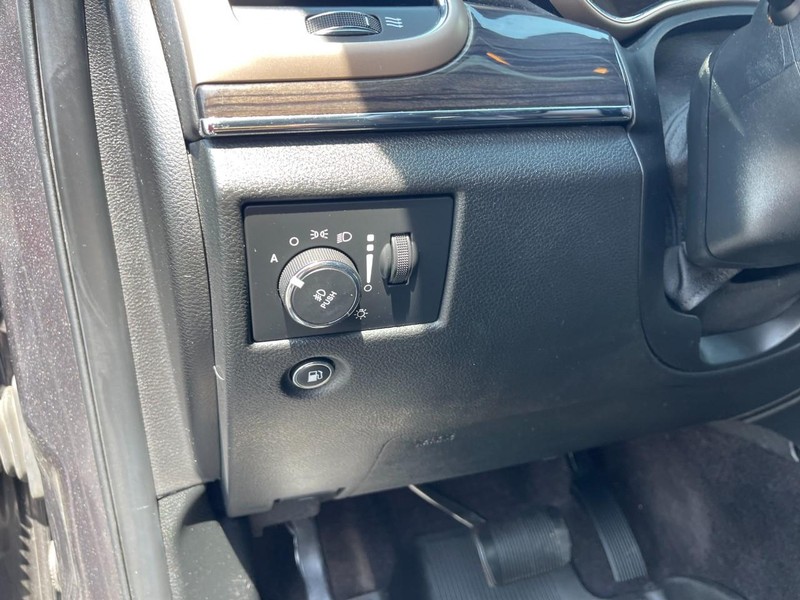 Jeep Grand Cherokee Vehicle Image 24