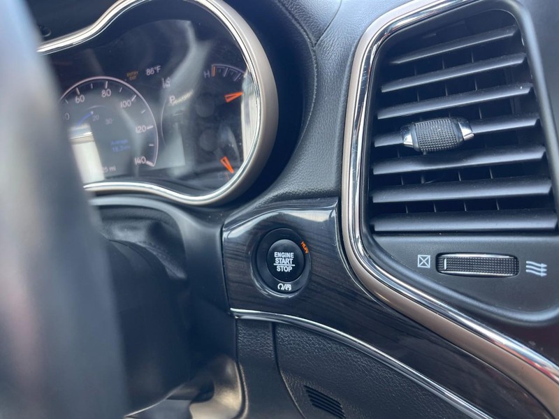 Jeep Grand Cherokee Vehicle Image 32