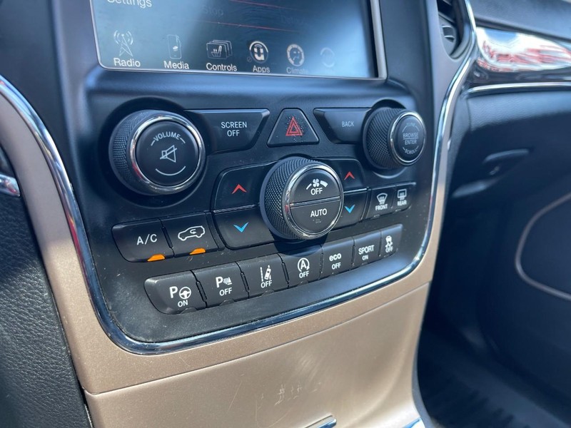 Jeep Grand Cherokee Vehicle Image 36